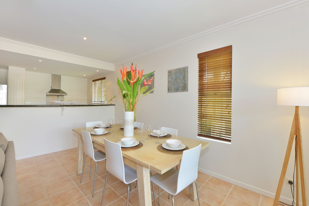 Cayman Villas Port Douglas 10/16