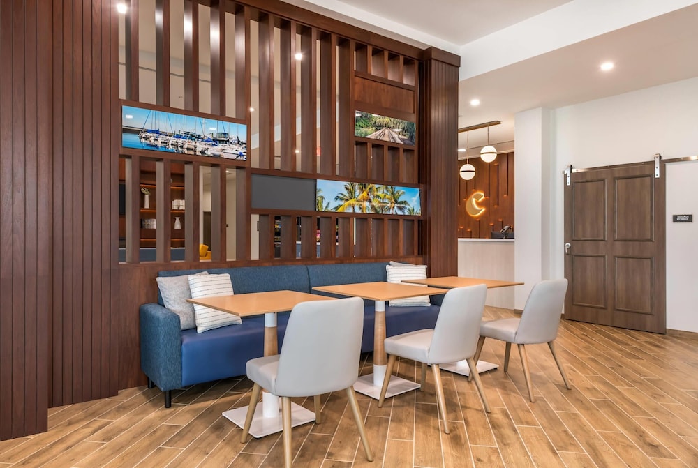 Comfort Inn & Suites Orlando Sanford Airport 33/54