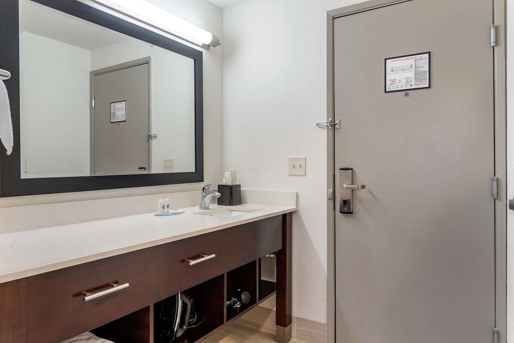 Comfort Inn and Suites Tigard near Washington Square 21/35