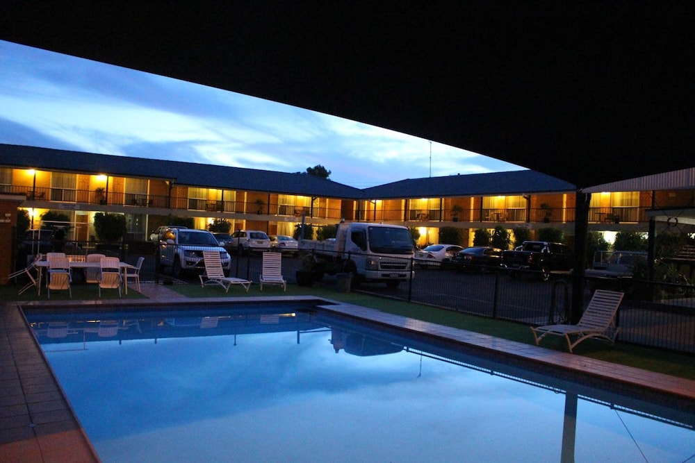 Golden West Motor Inn 3/43