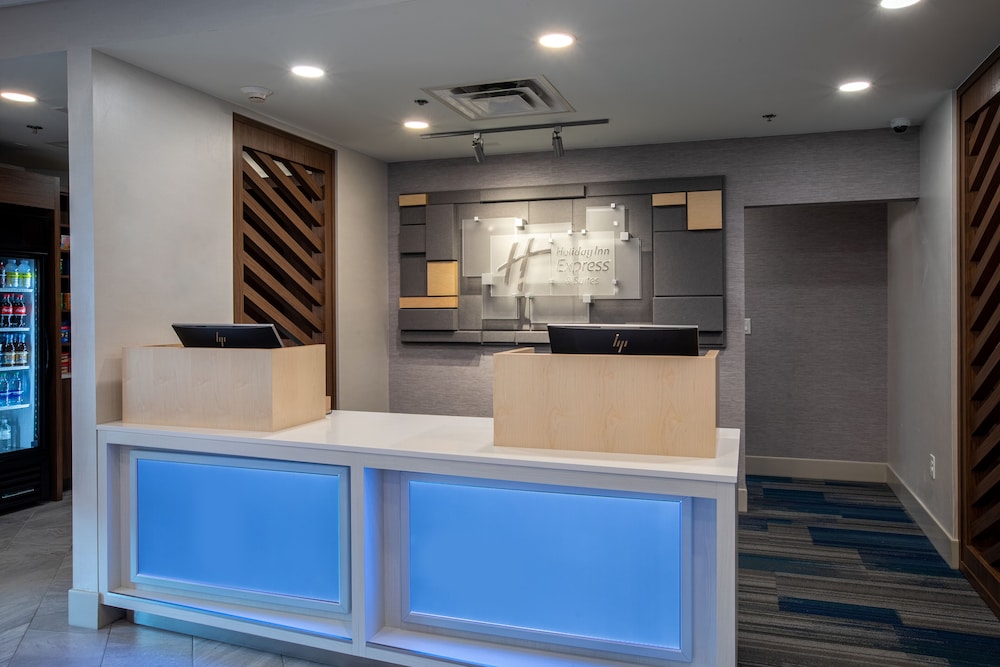 Holiday Inn Express and Suites Asheville Downtown 5/50