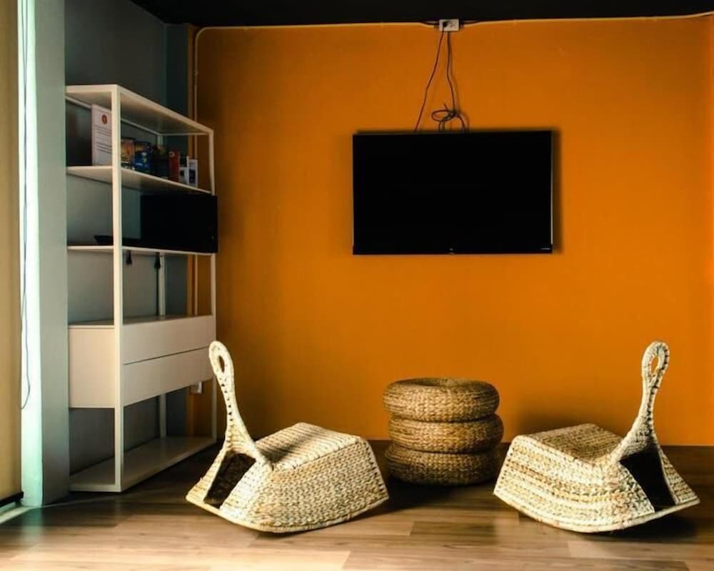 Whereder Poshtel 31/50
