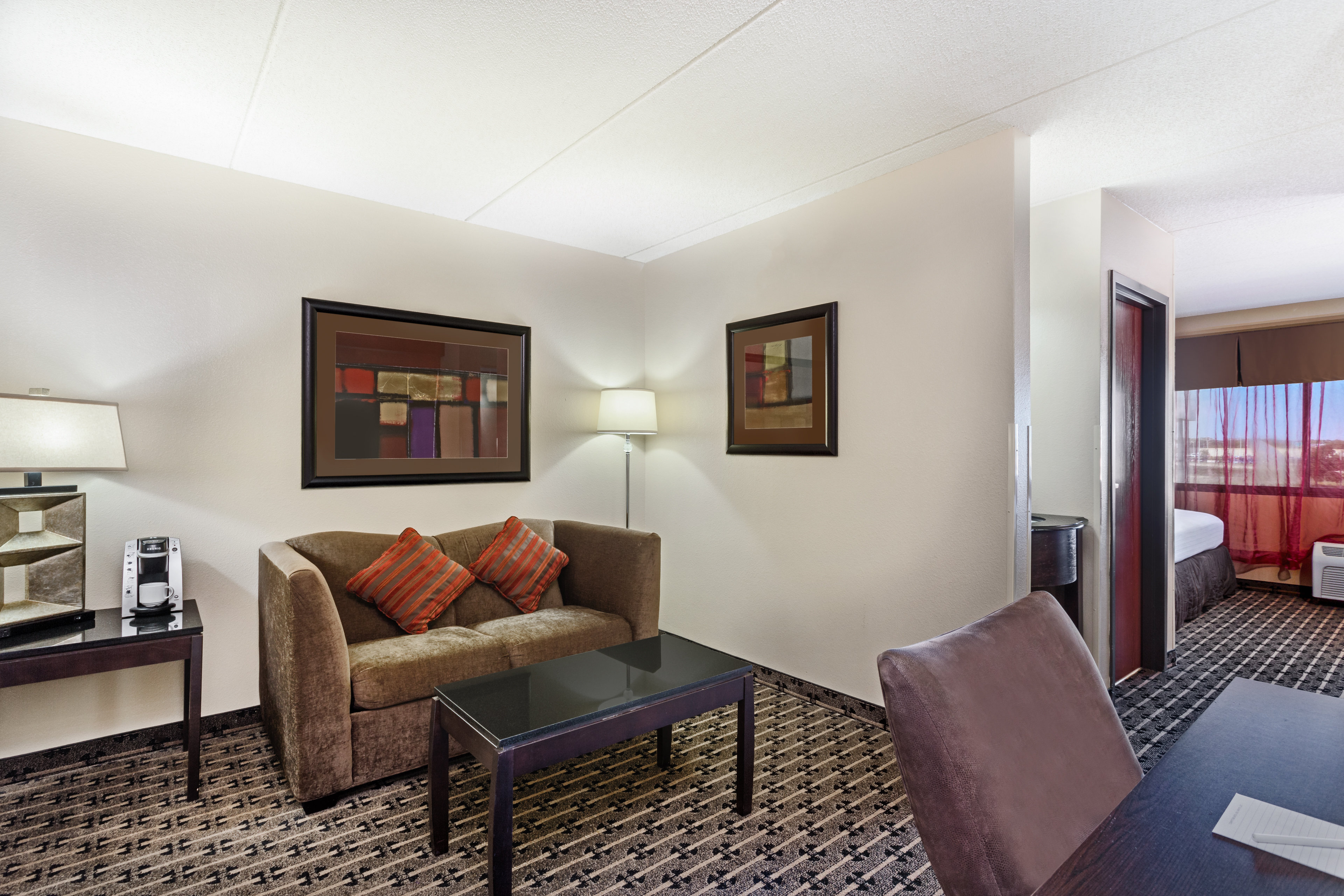CROWNE PLAZA MILWAUKEE AIRPORT 30/81