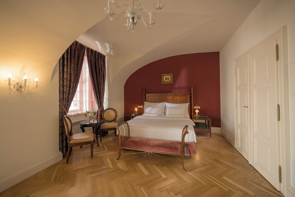 SUPERIOR, KING BED