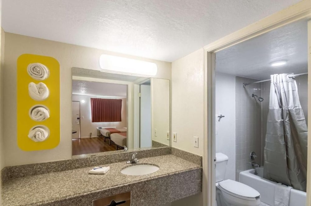 Motel 6 Clinton OK 59/64