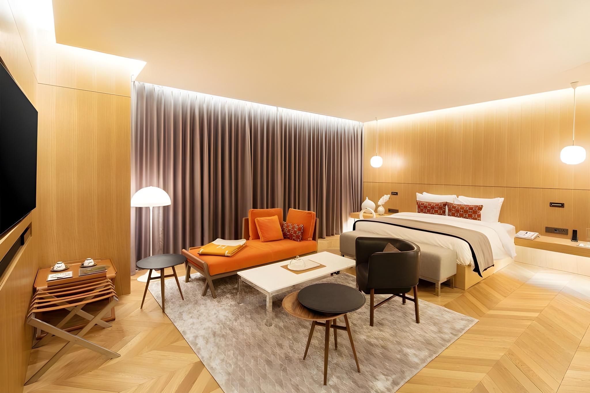 Director, Hermes, King Bed
