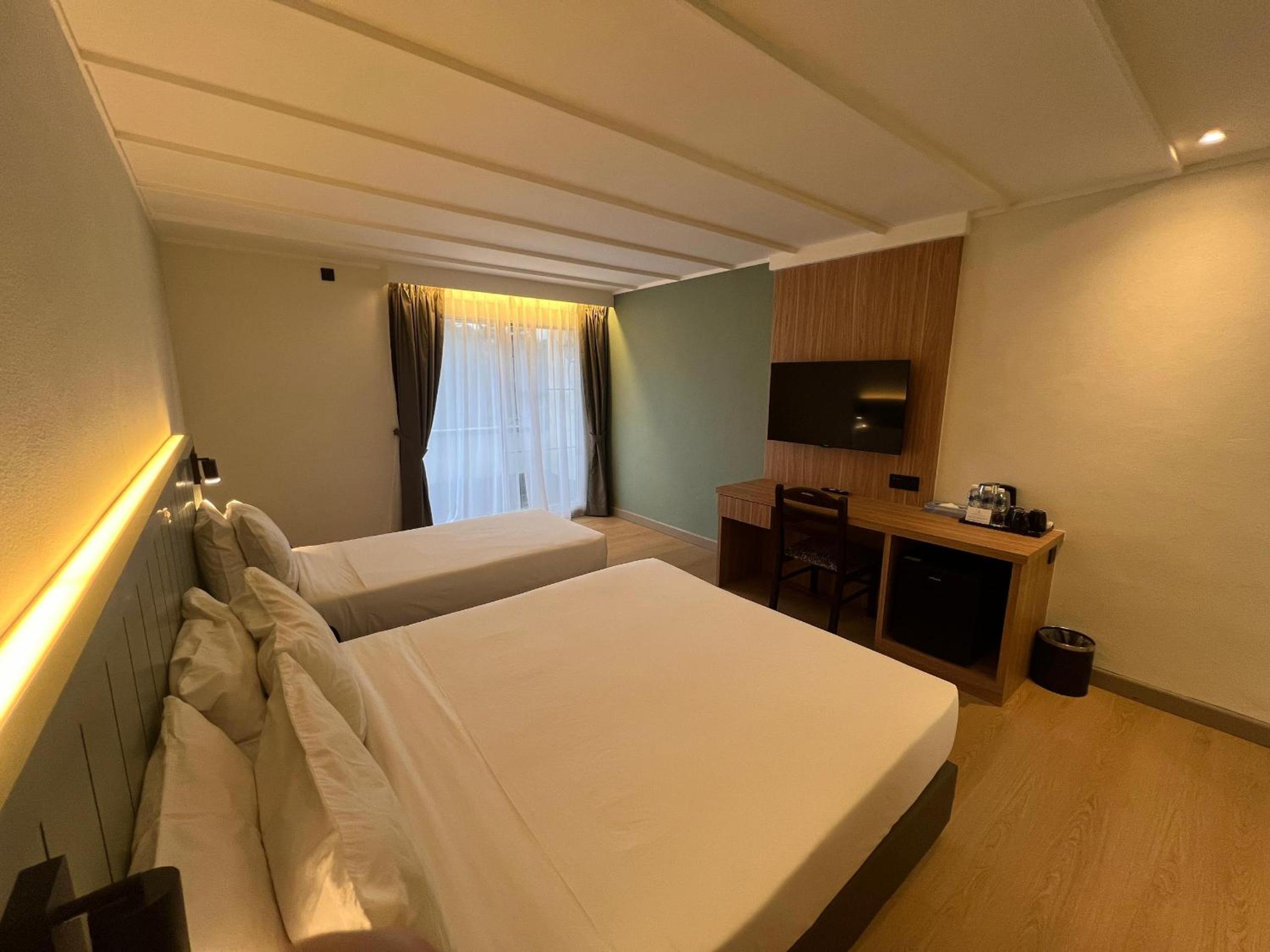 Family, Single Bed, Queen Bed, Golf Course View