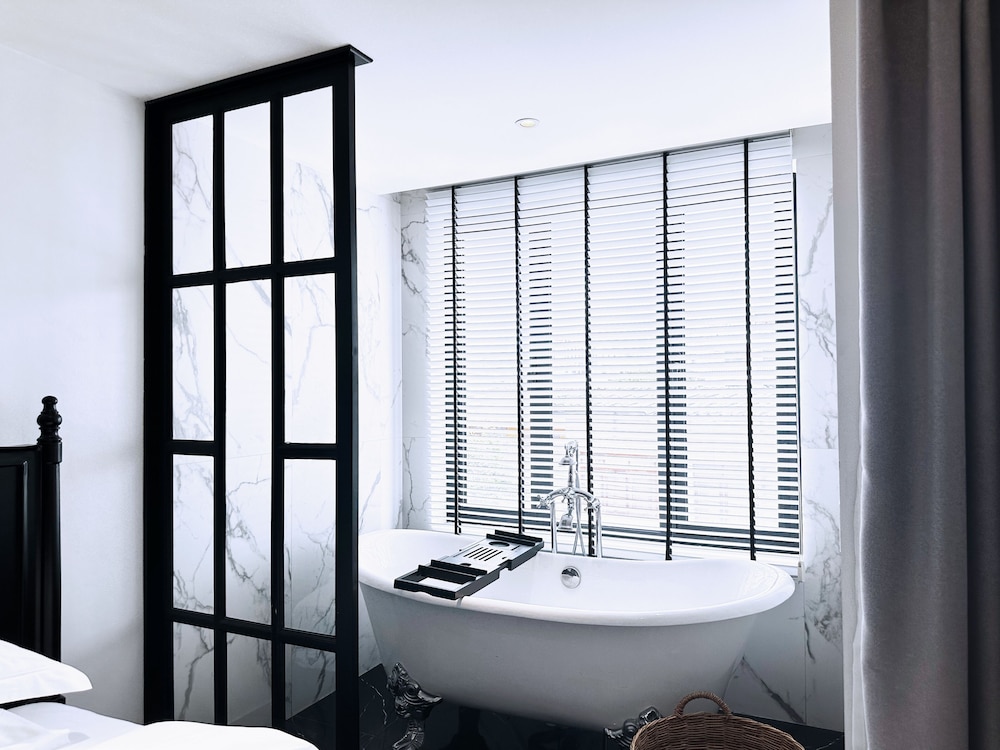 Glory Boutique Suites 48/50