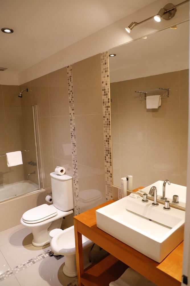 Howard Johnson by Wyndham Escobar Hotel 32/40