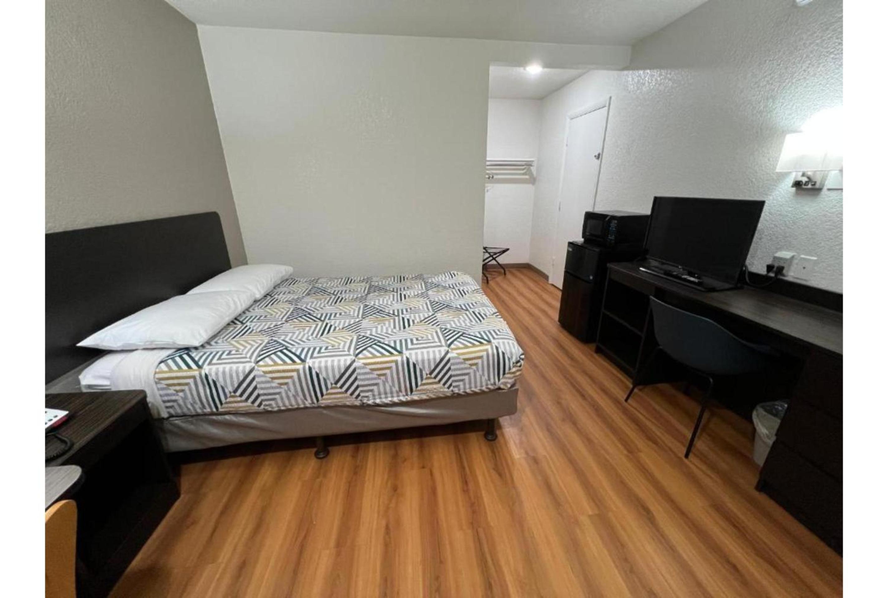1 Full Bed - ADA/RI Shower/Micfridge, Smoking