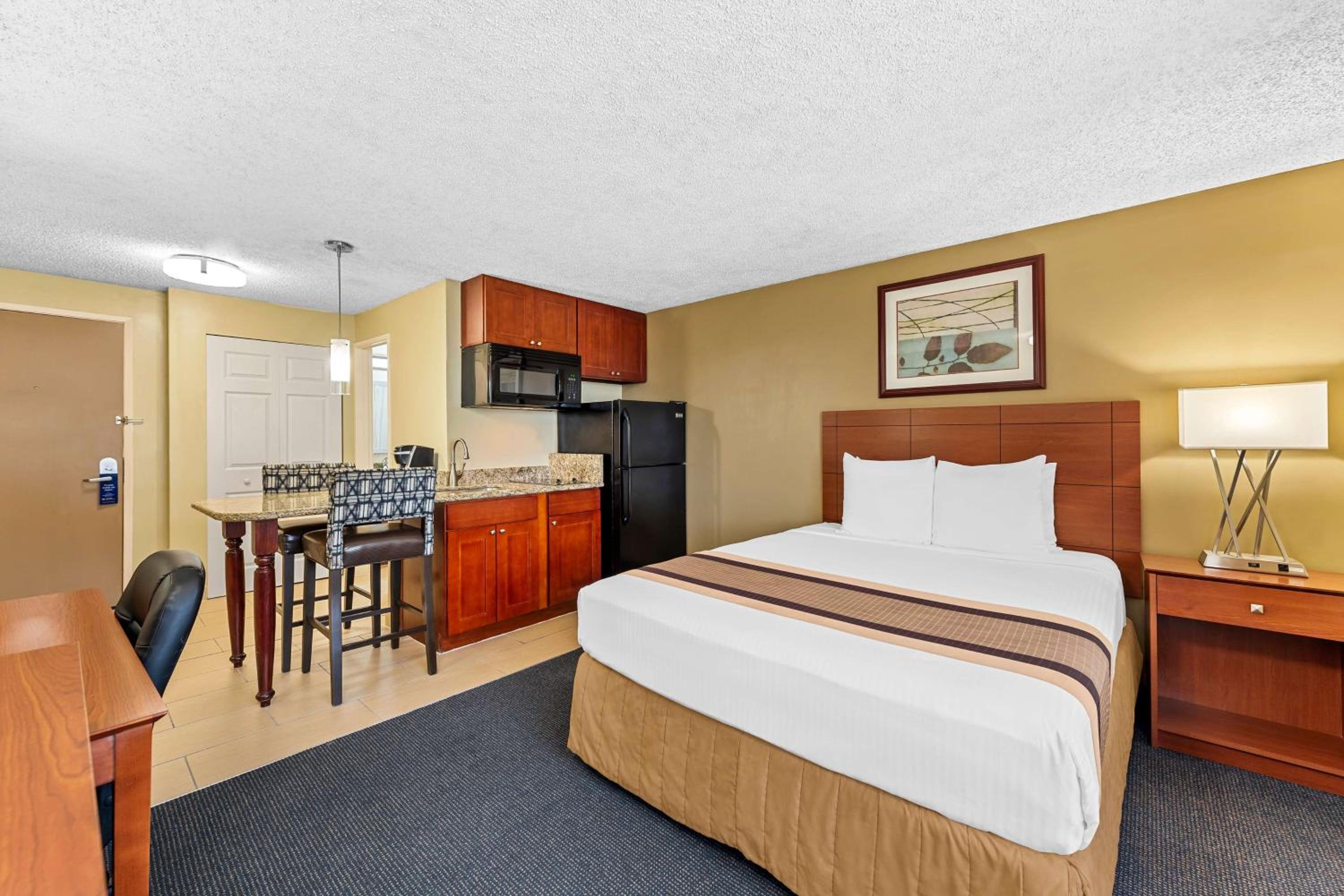 Room, Queen Bed, Kitchenette