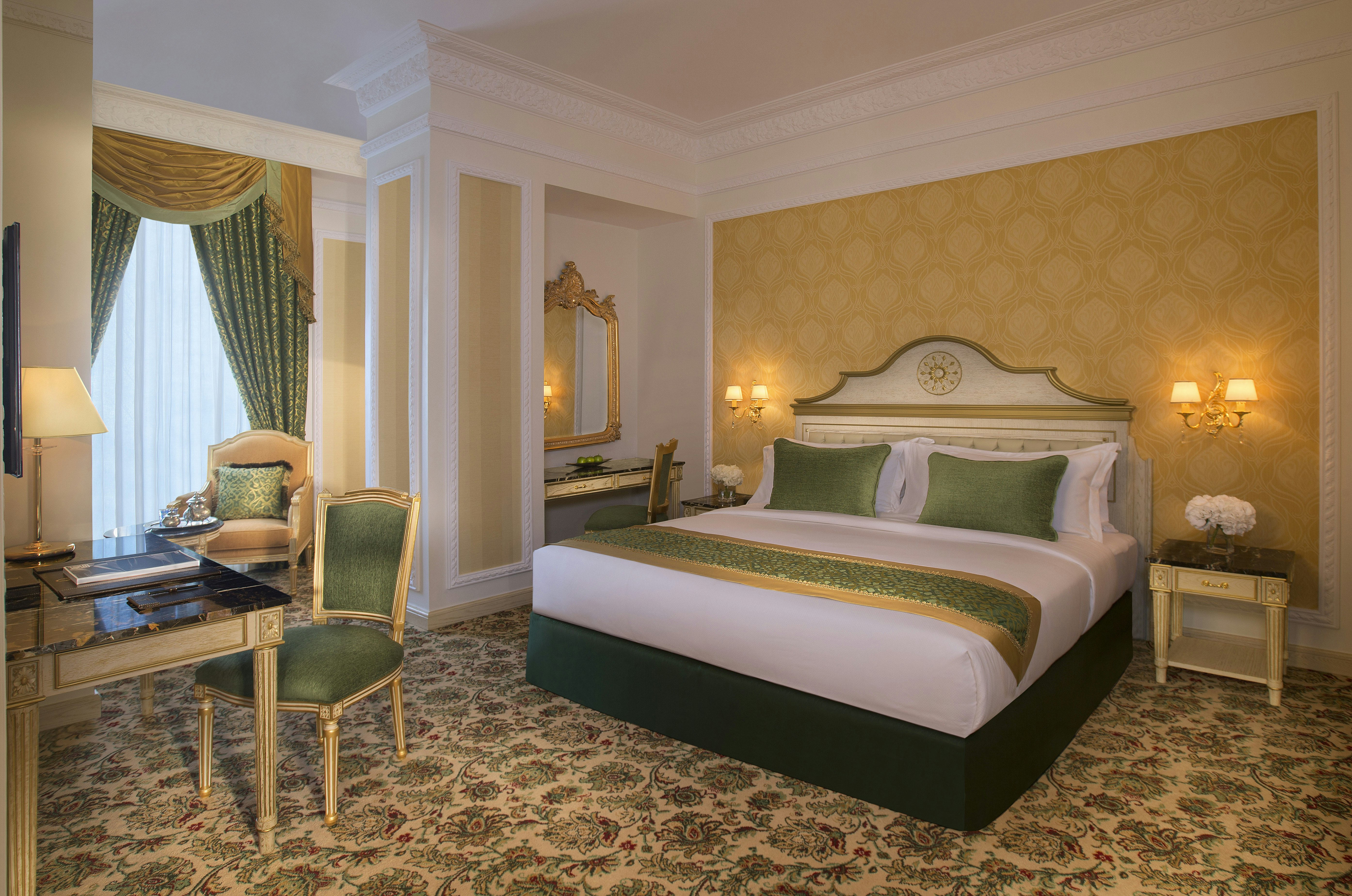DELUXE, KING BED