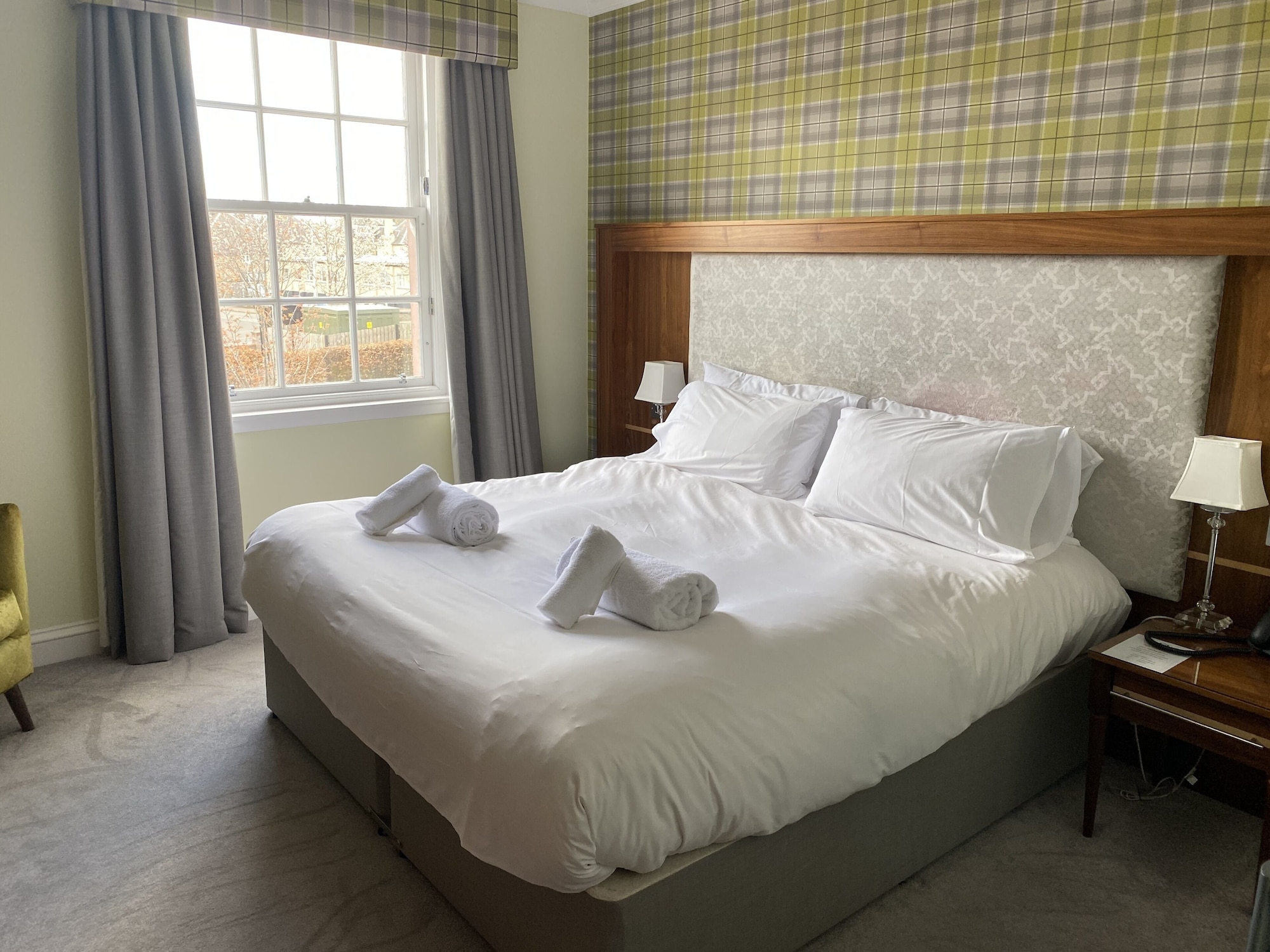 DELUXE, DOUBLE OR TWIN BED