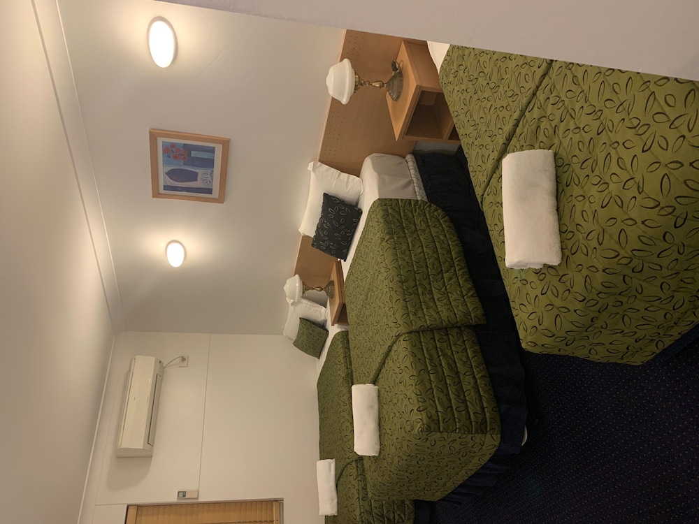 AIRPORT MOTEL 32/63