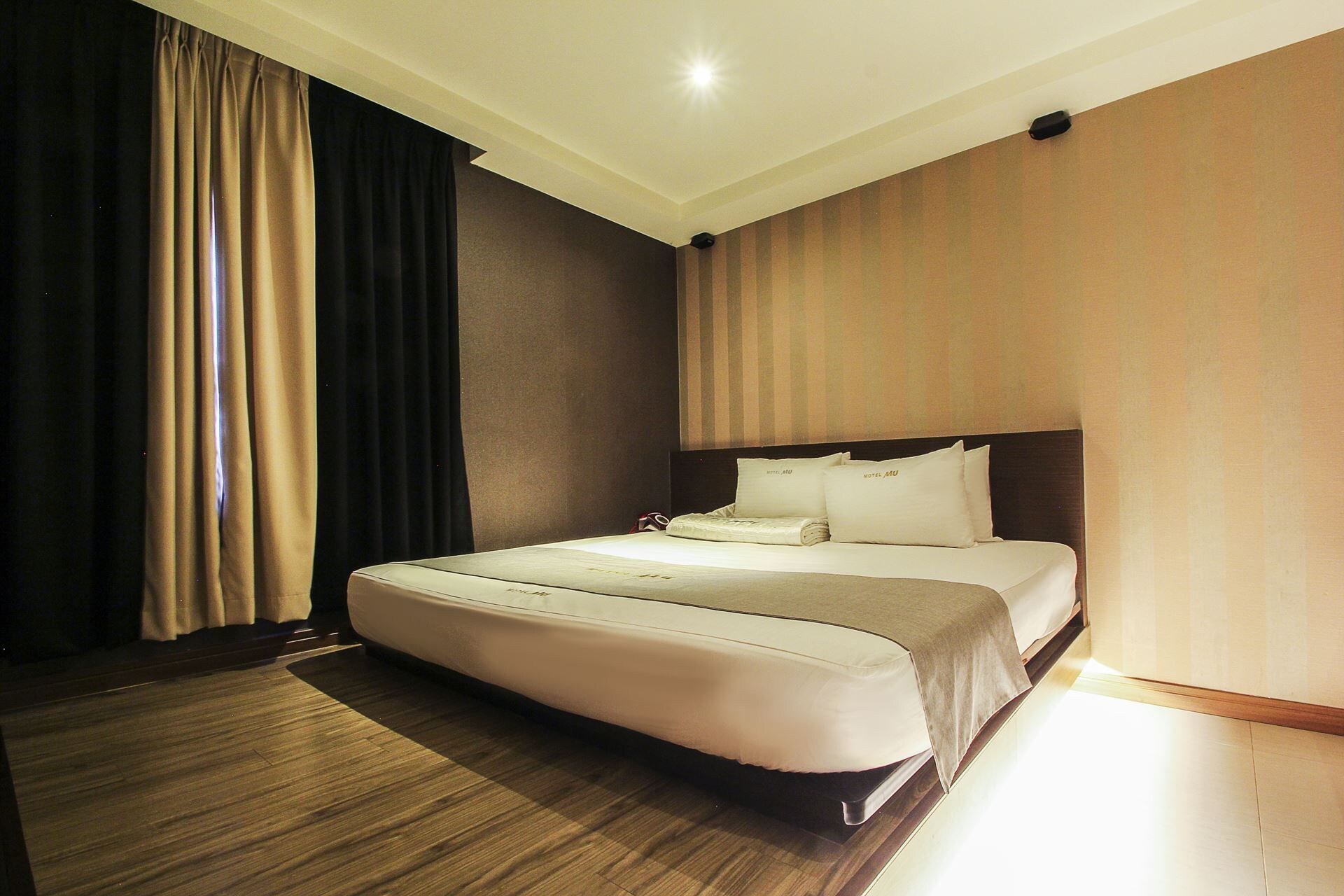 GRAND, DOUBLE BED