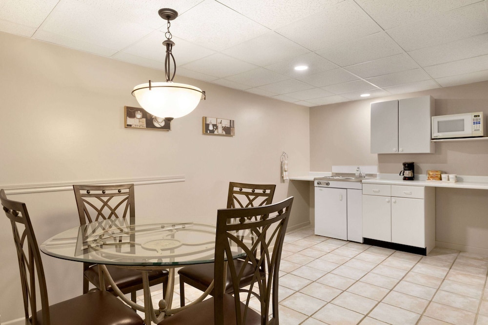 Travelodge By Wyndham Simcoe 33/50