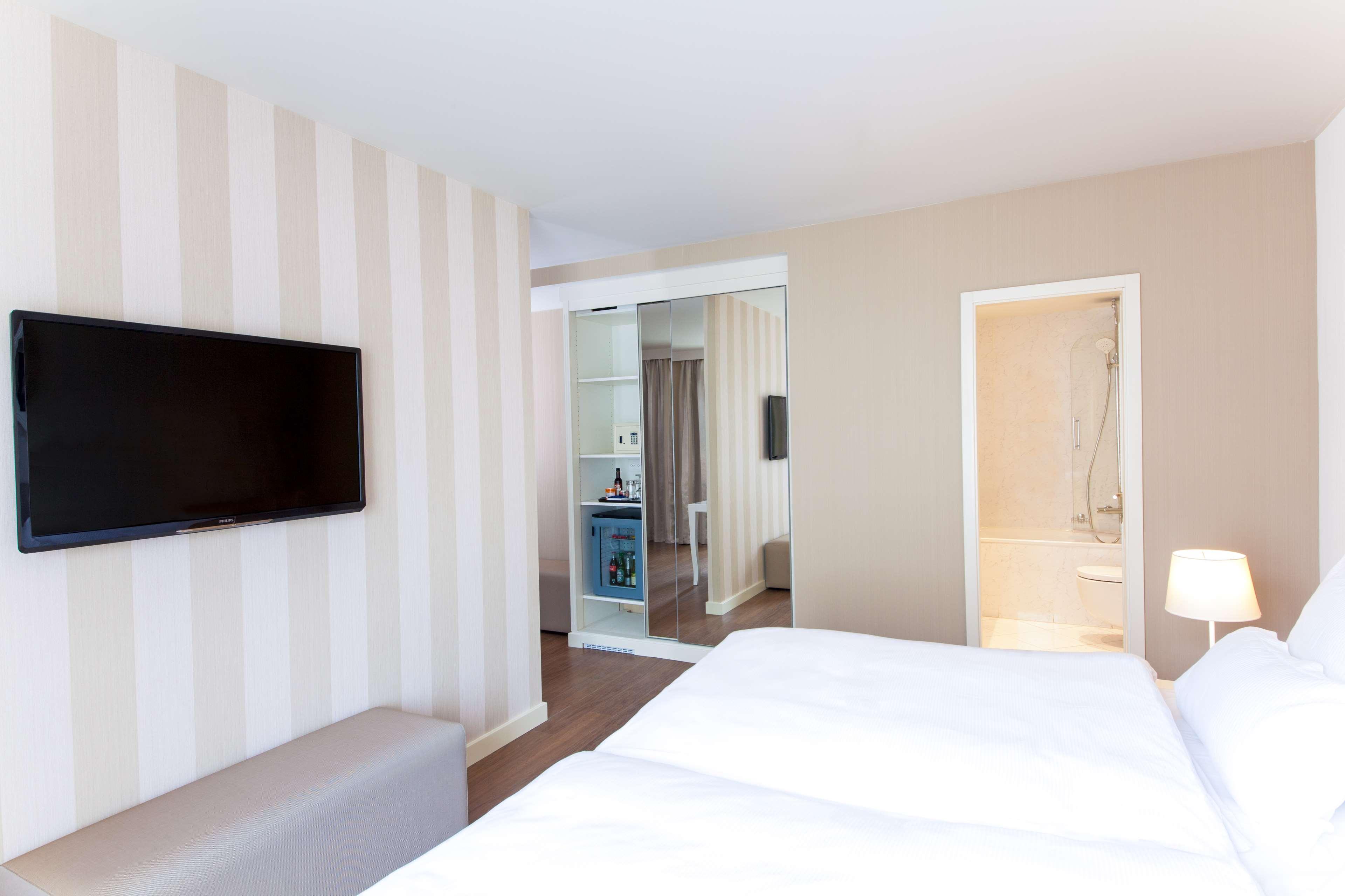 BUSINESS, CITY, DOUBLE OR TWIN BED