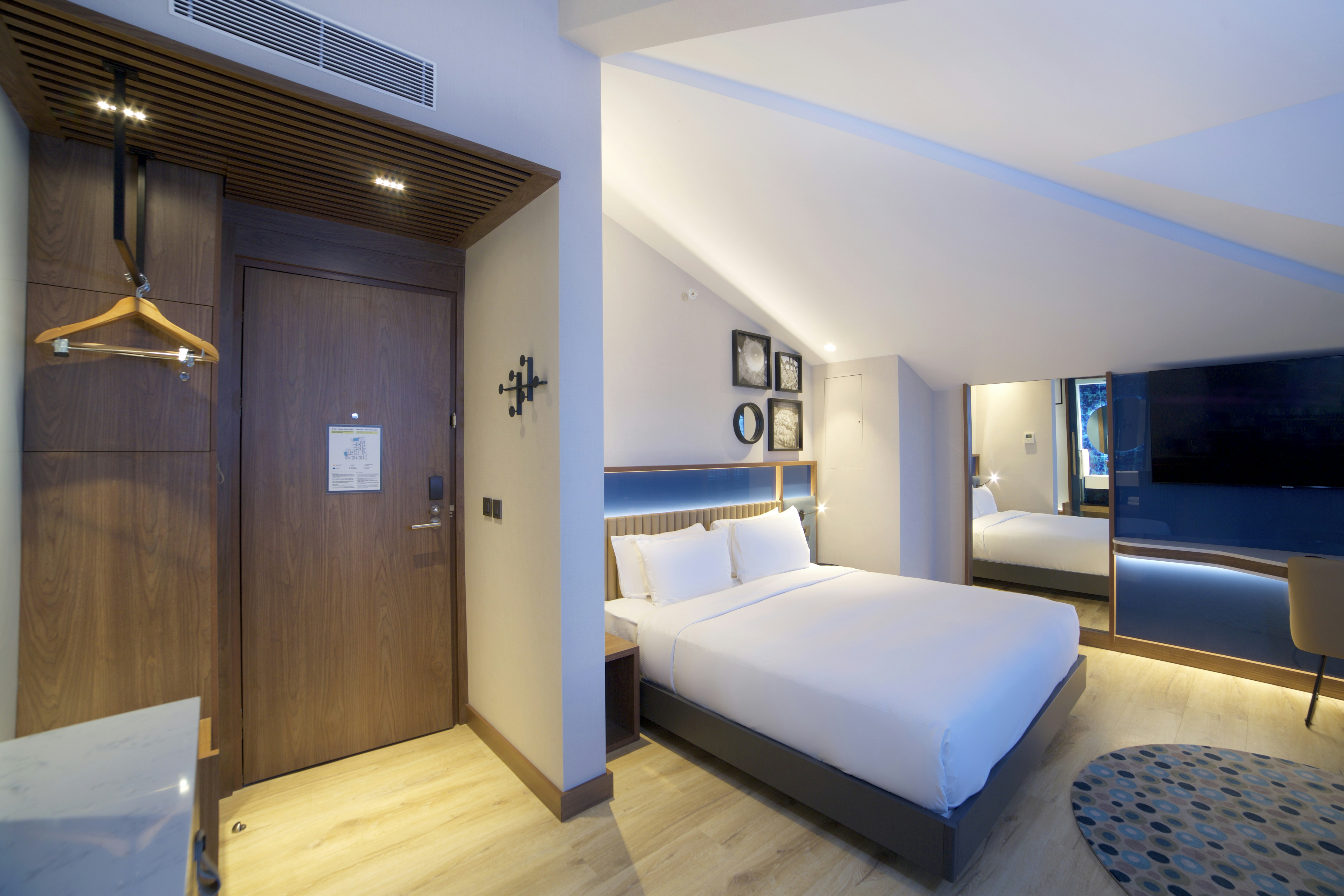 غرفة بسرير كينج بشرفة مع أريكة، Hampton by Hilton Istanbul Old City 8/10