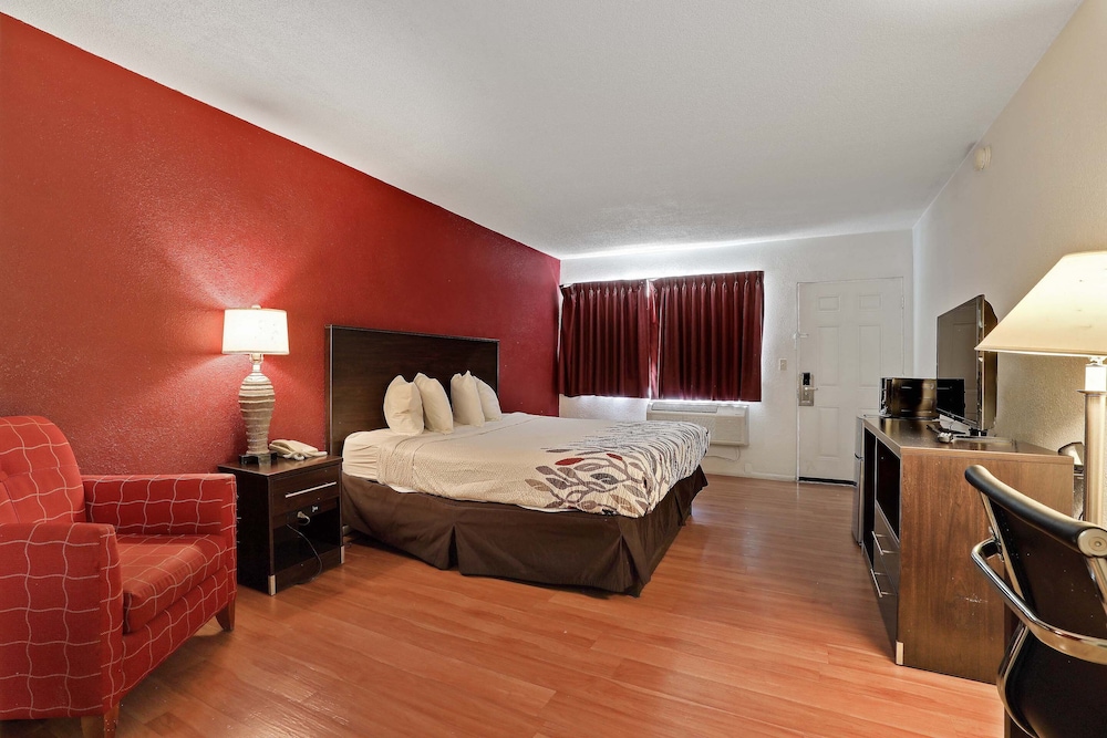 Red Roof Inn Needles 27/45