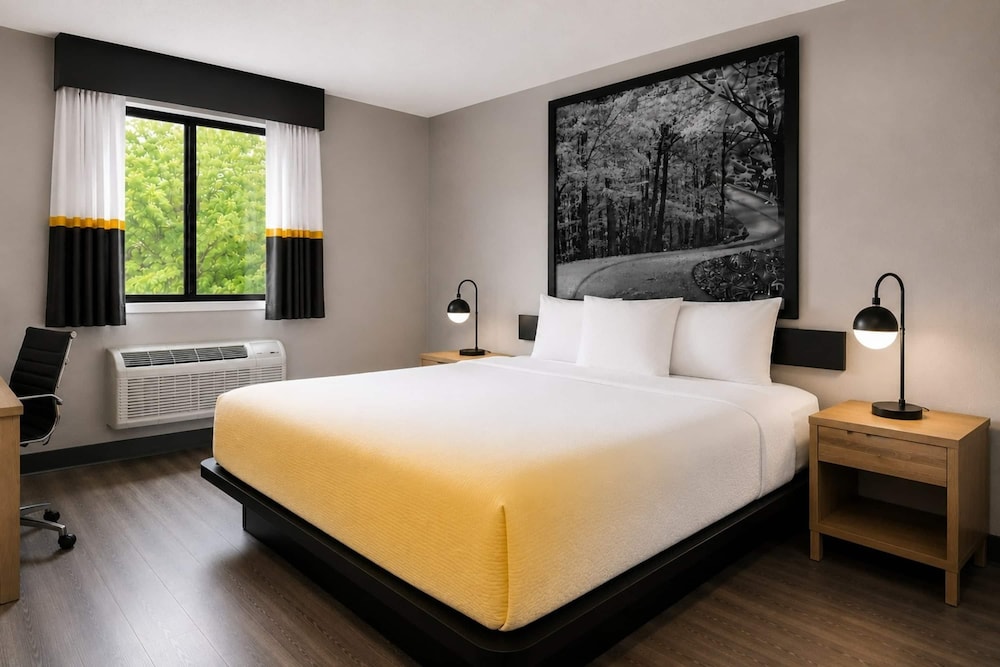 غرفة بسرير كوين، Super 8 By Wyndham Champaign 2/10