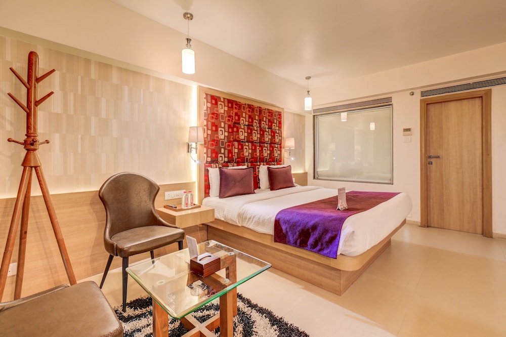 SUITE, QUEEN BED, SOFA