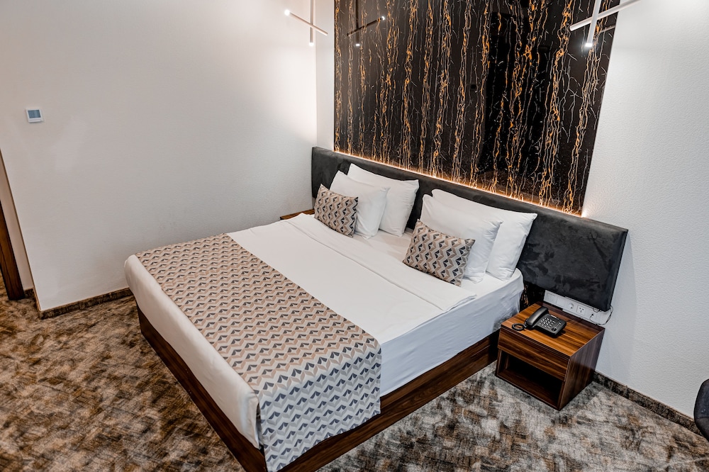 Family Suite, King and Twin Beds