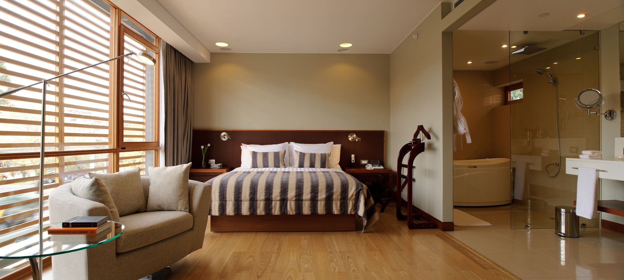 DELUXE, KING BED