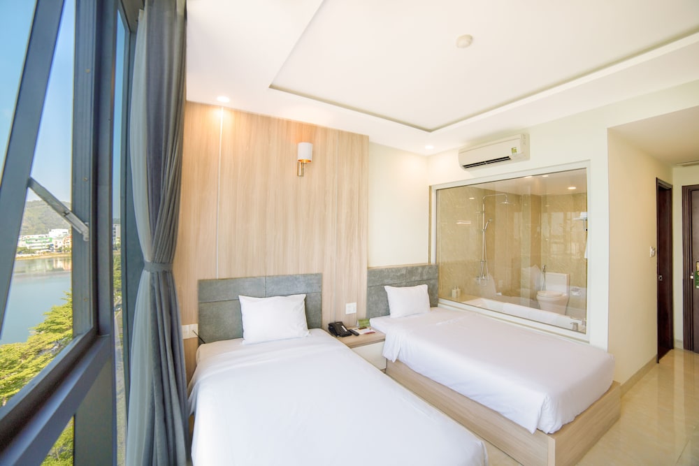 Lake View Hotel 22/69