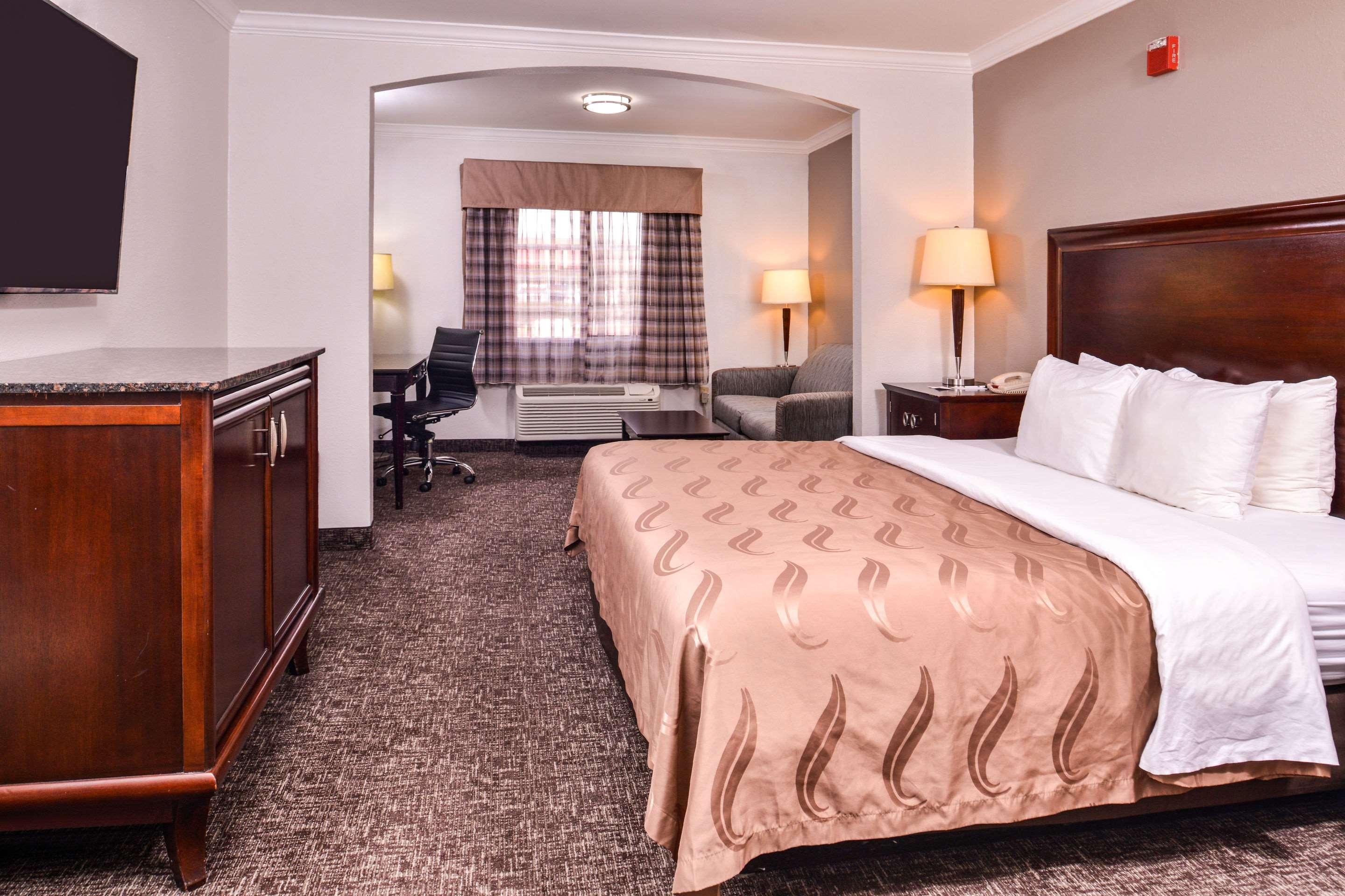 SUITE, KING BED, ACCESSIBLE
