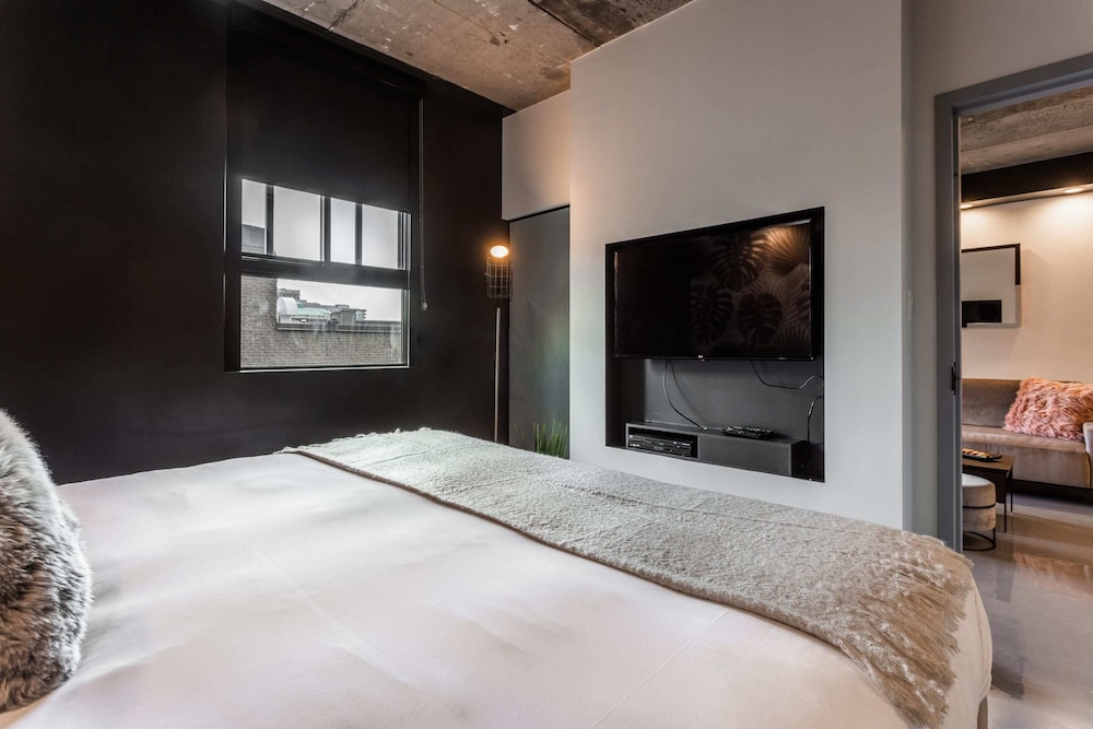 Pierce Boutique Apartments 13/73