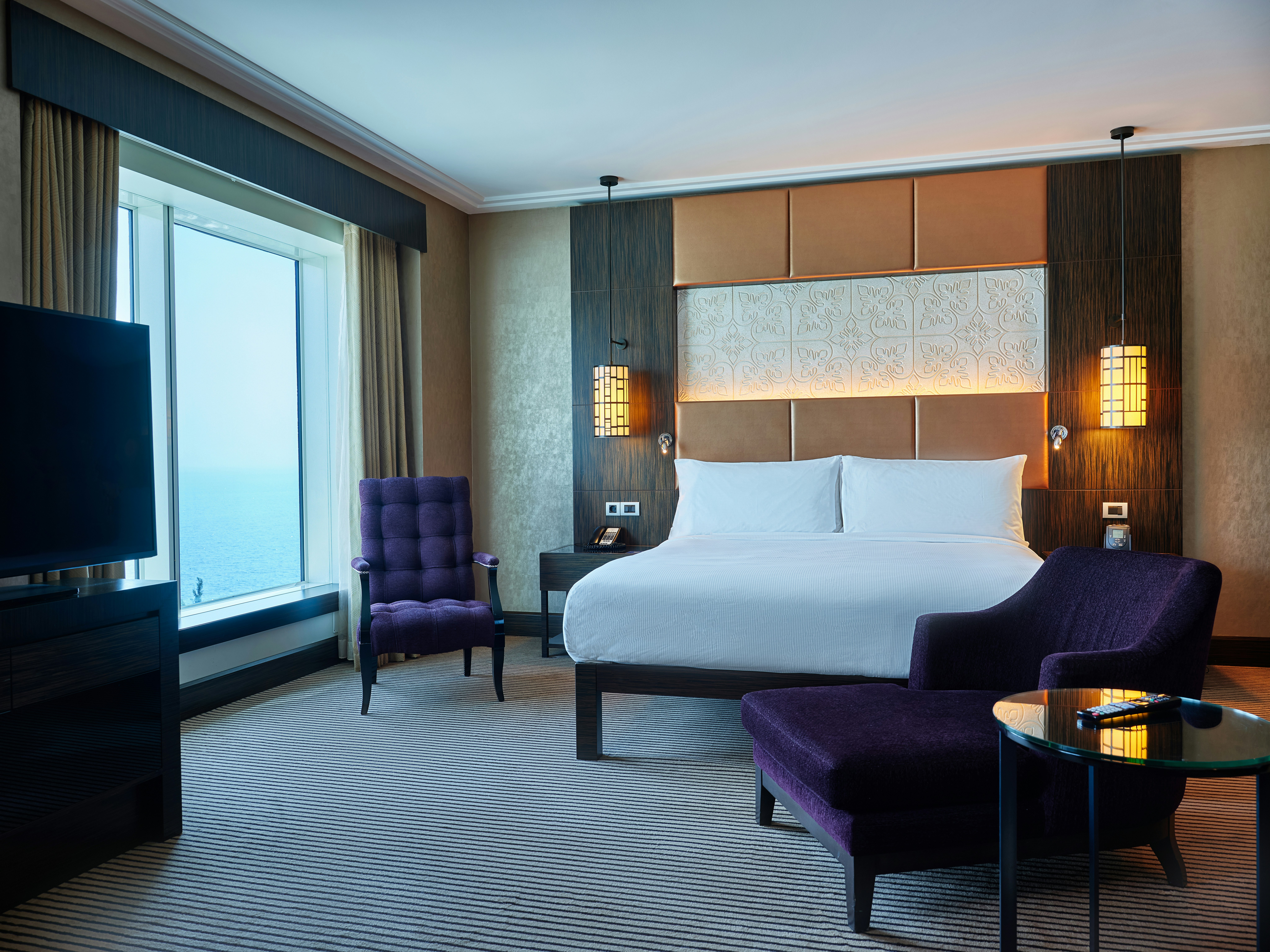 Deluxe King Room with Sea View, Hilton Baku 2/3