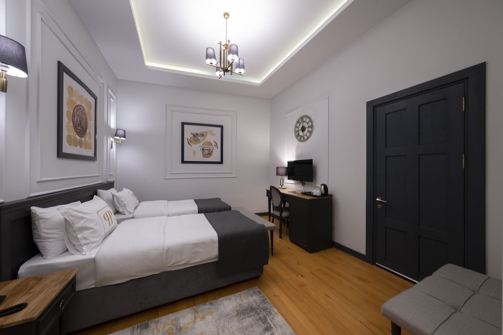 CONNECTING, SUITE