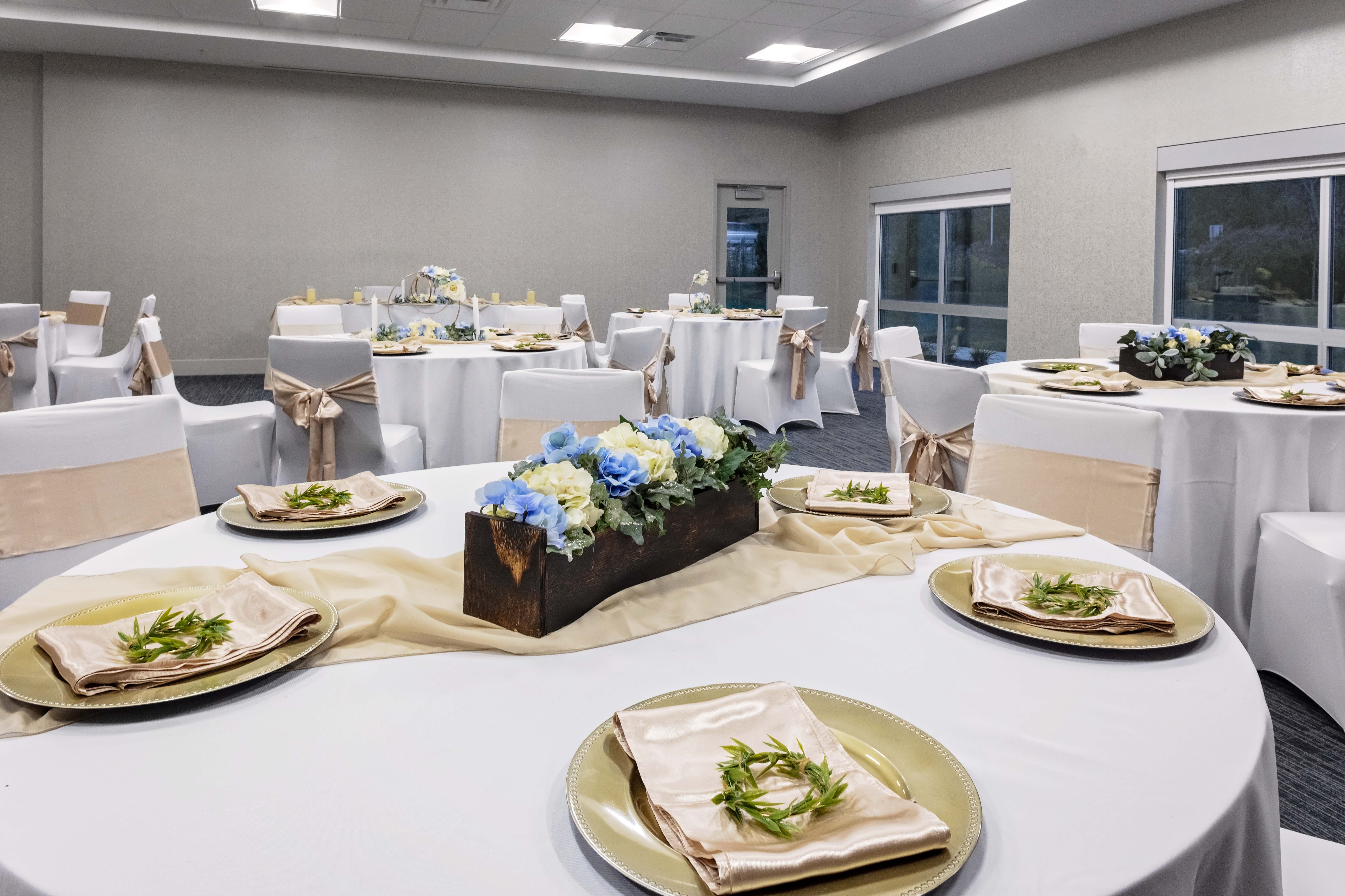 Holiday Inn Express & Suites Madison 37/59