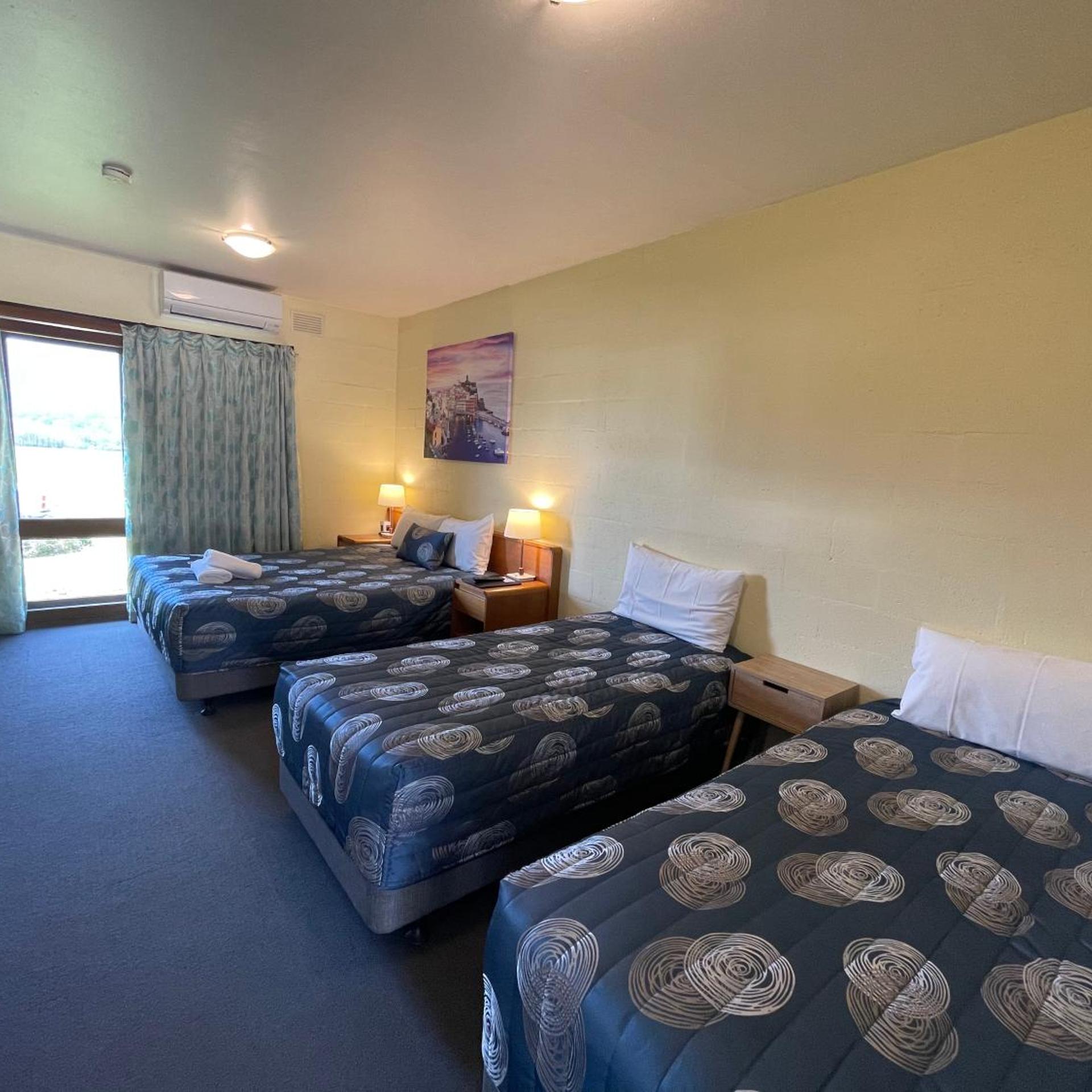 MOUNTAIN CREEK MOTEL 10/50
