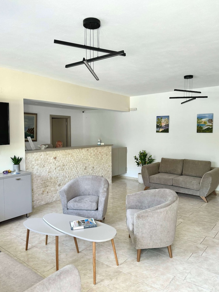 Manolis Apartments 53/72