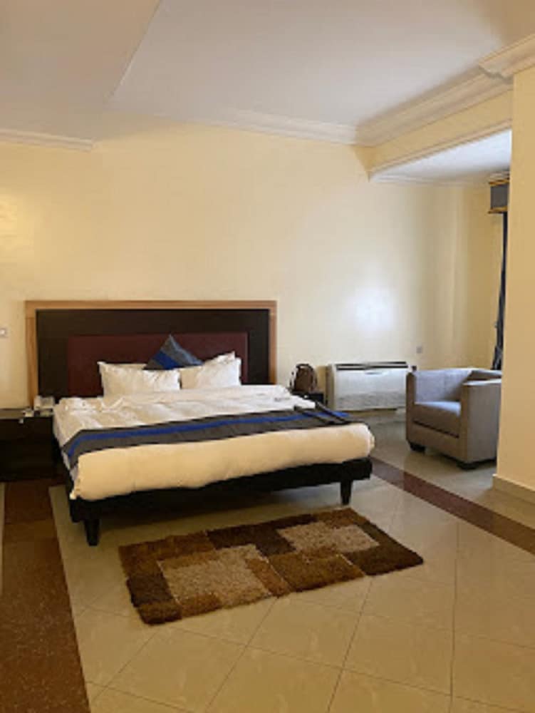 THE ISLAND HOTEL 4/39
