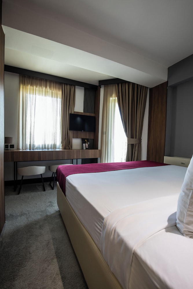 CLASSIC, QUEEN BED, CITY VIEW, BALCONY
