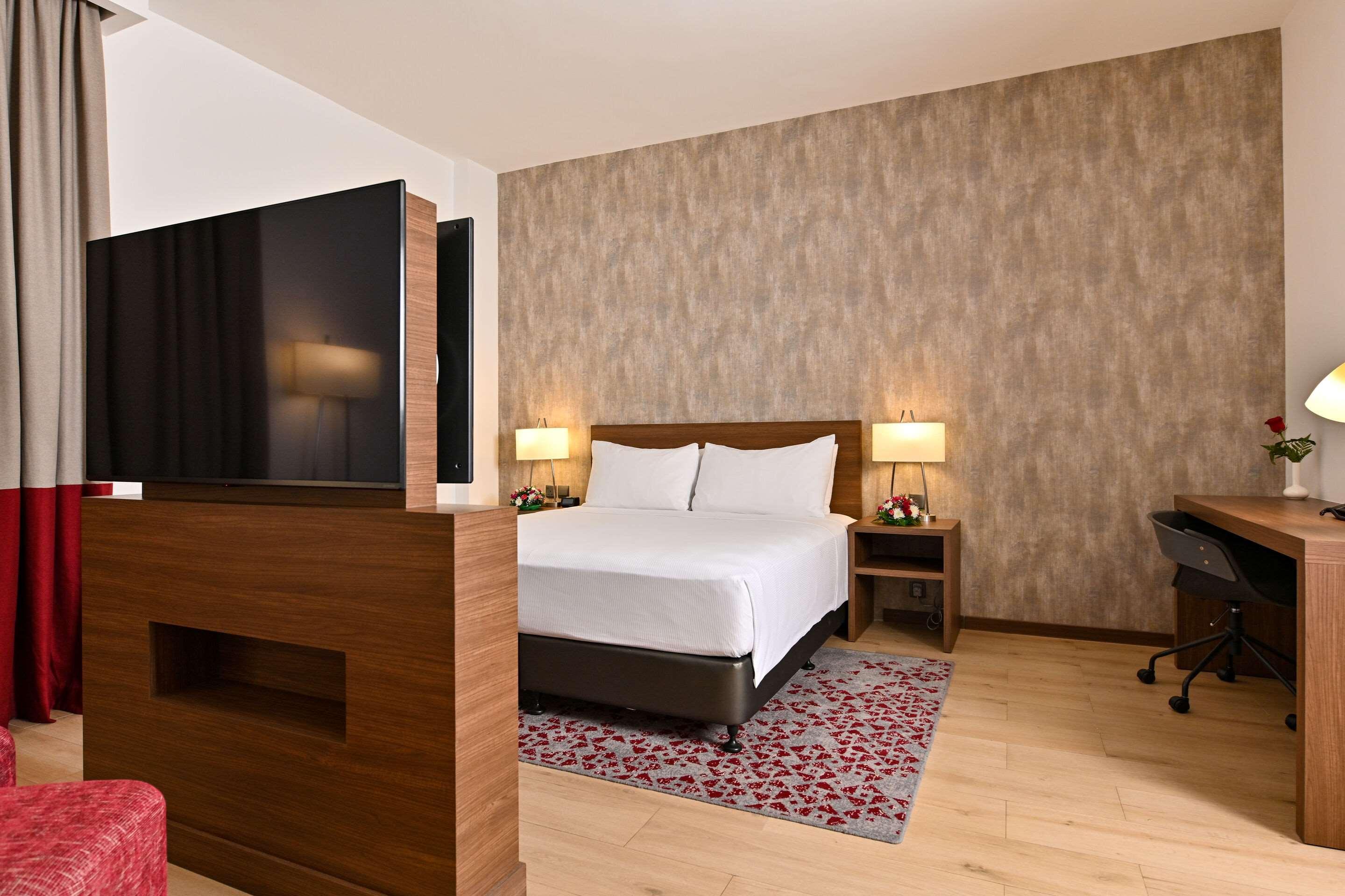 EFFICIENCY, SUITE, KING BED, SMOKING