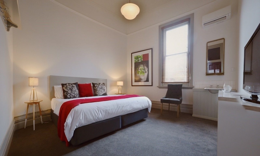 HEALESVILLE HOTEL 17/50