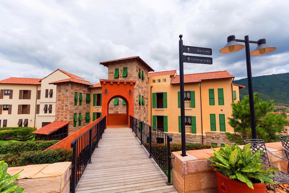 Town Square Suites By Toscana Valley 2/50