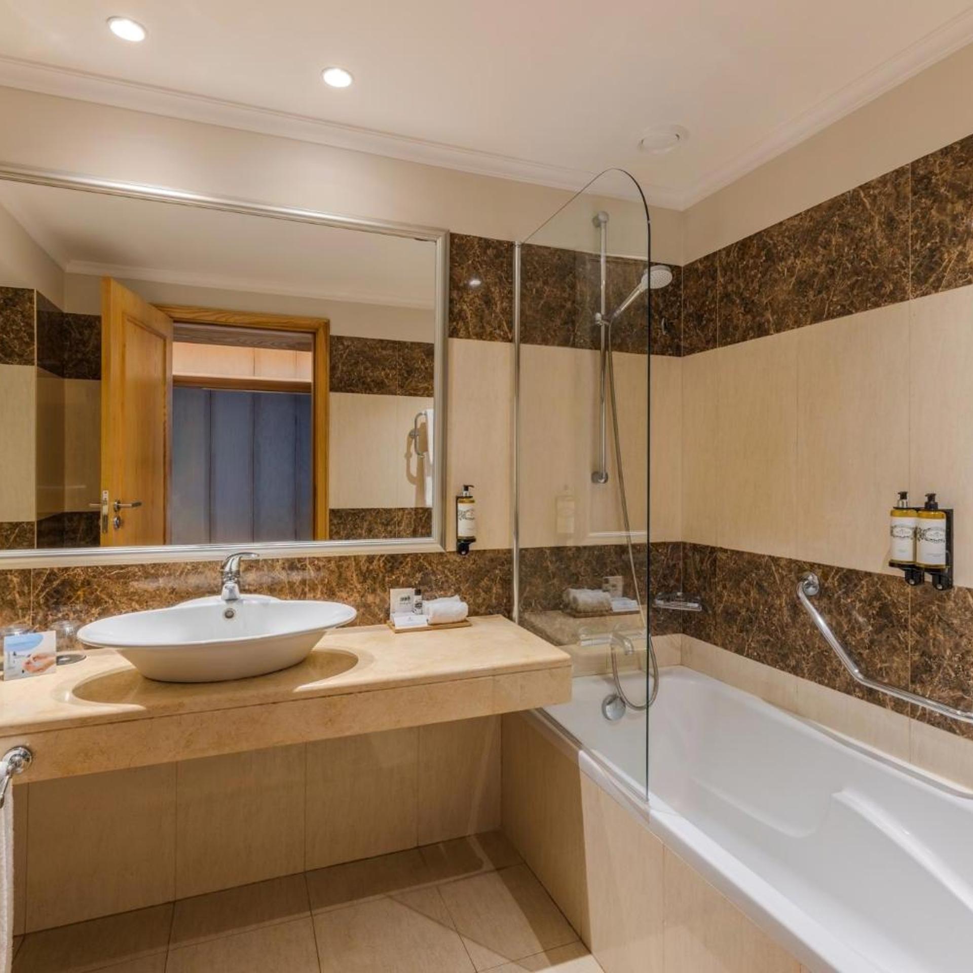 جناح جونيور رباعي، Pestana Carlton Madeira 5/6