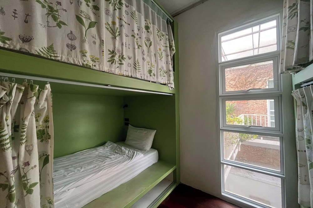 FEMALE DORM, FEMALE ONLY