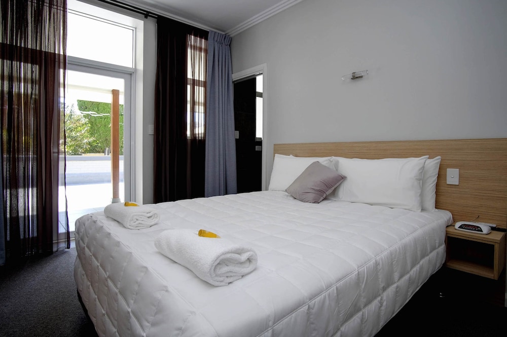 Lakes and Ocean Hotel Forster 2/40