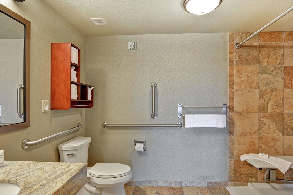 Hampton Inn and Suites New Hartford 21/64