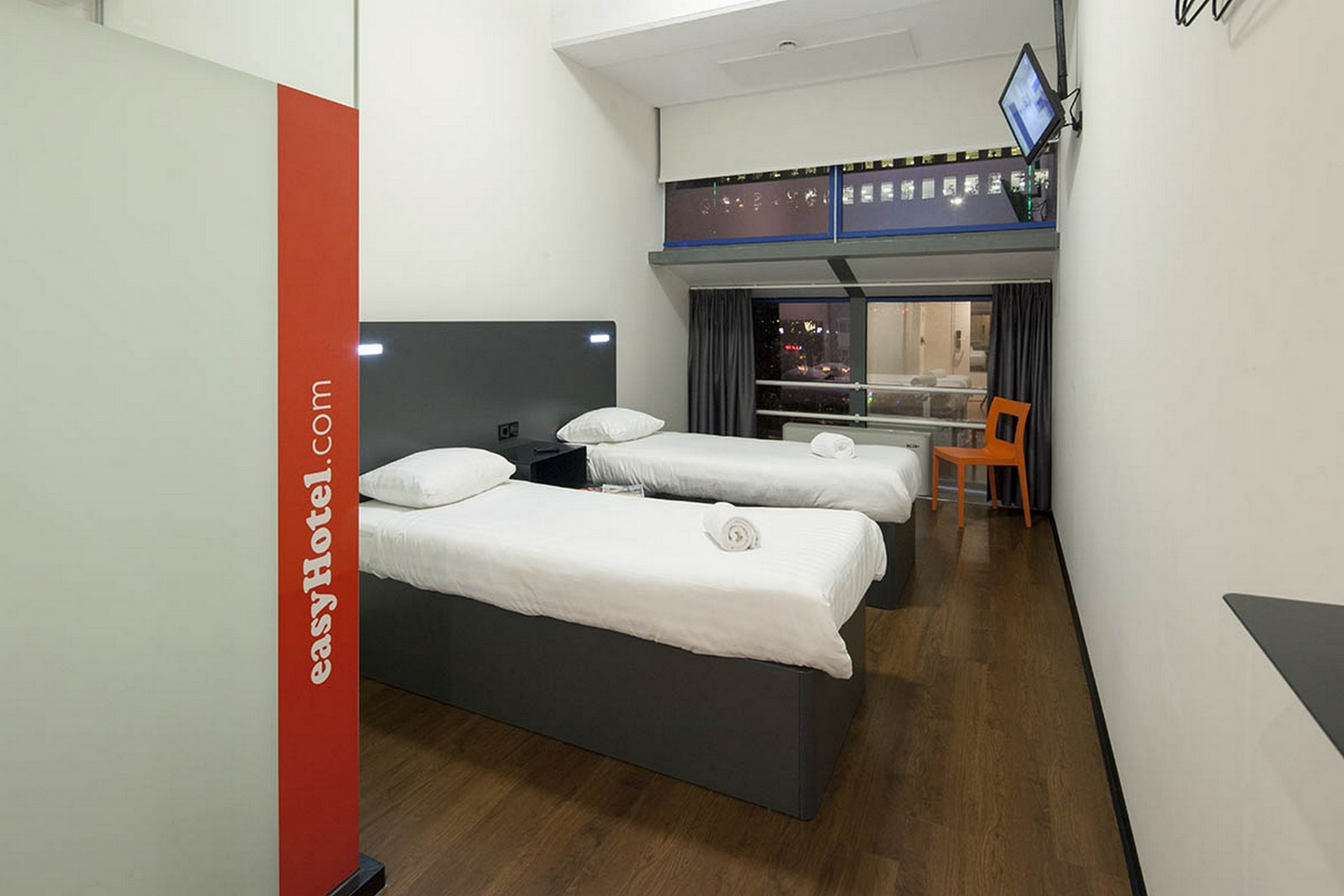 ROOM, TWIN BEDS