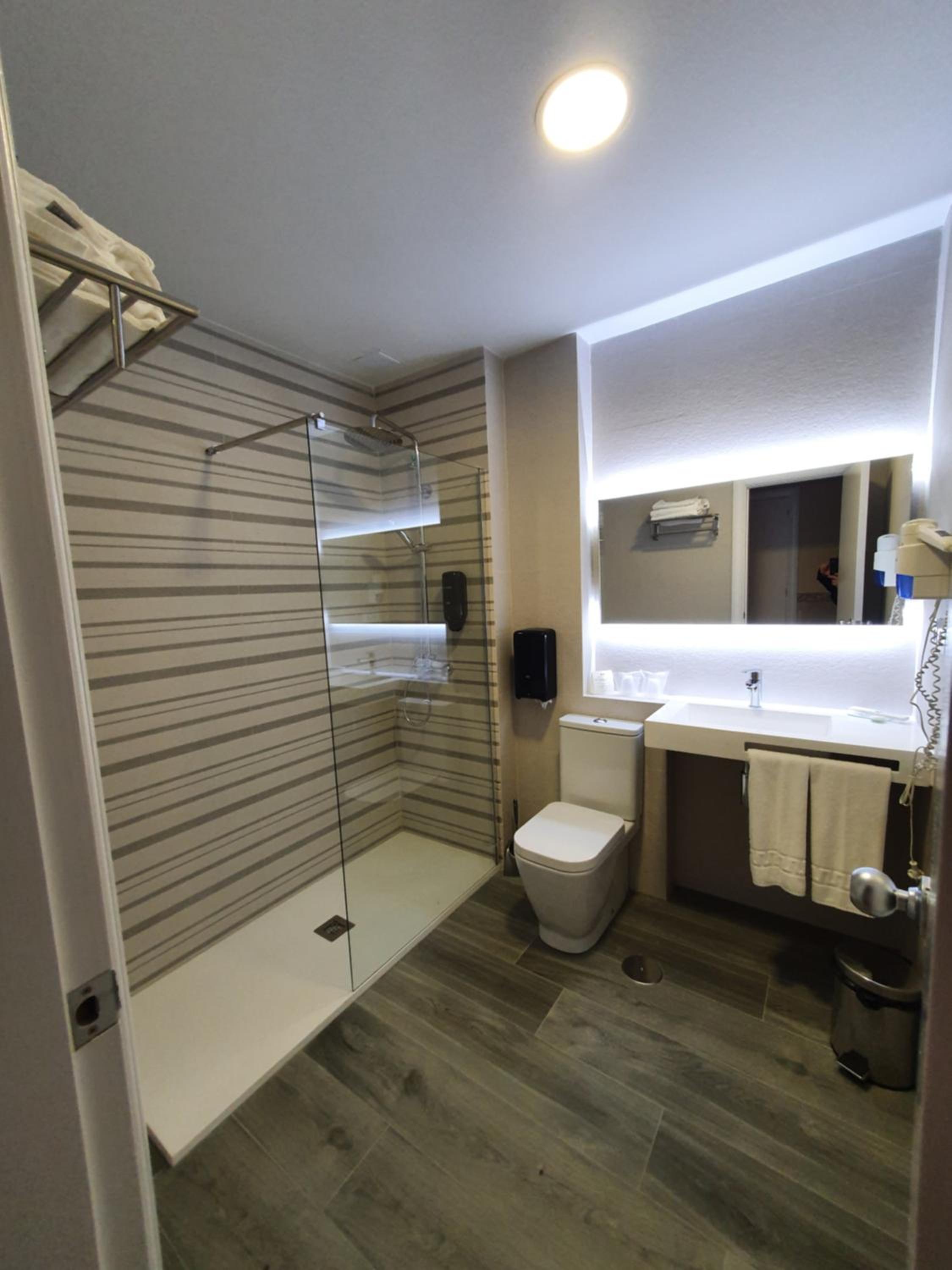 غرفة بسريرين منفصلين مع سرير إضافي، Hotel Azar 5/8