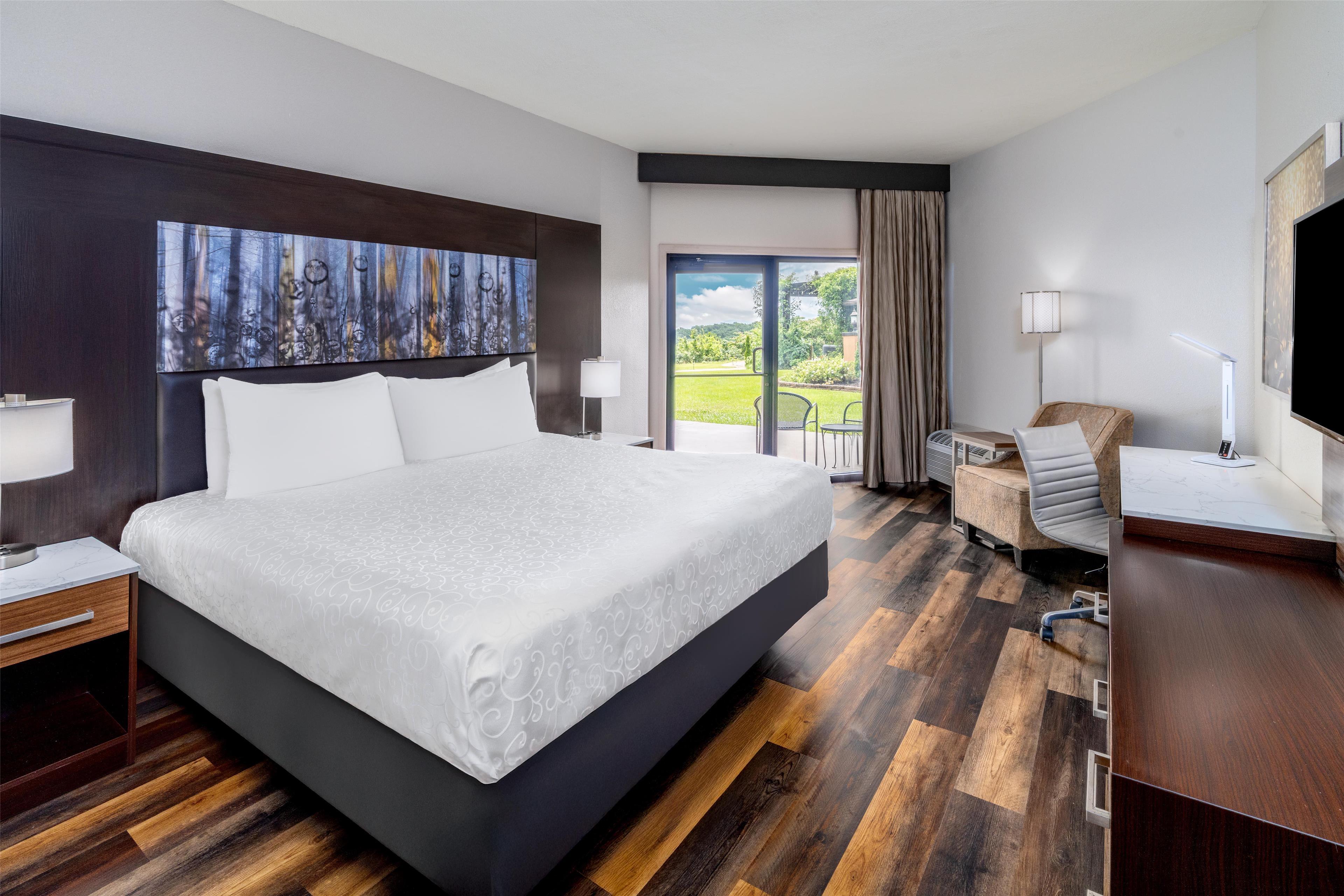 غرفة بسرير كينج لذوي الإعاقة، Aiden by Best Western Warm Springs Hotel and Event Center 2/7