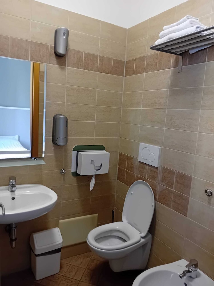 MALE DORM, TWIN BEDS, PRIVATE BATHROOM