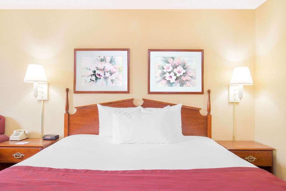 Ramada By Wyndham Angola/Fremont Area 10/41