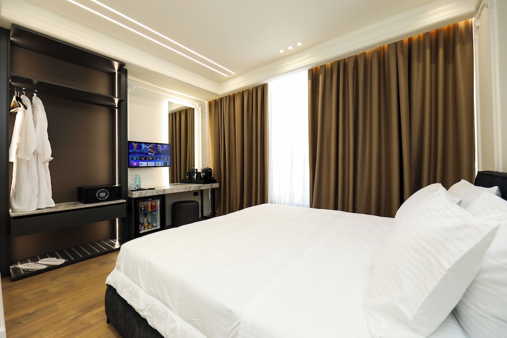 Hotel Adore 32/60